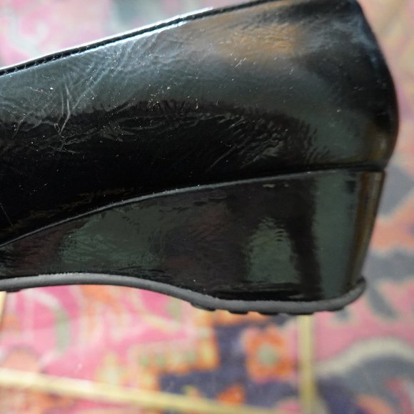 (NWOB) BCBG Black Patent Leather Peep Toe Wedge Heels SIZE 8.5B - Picture 6 of 16